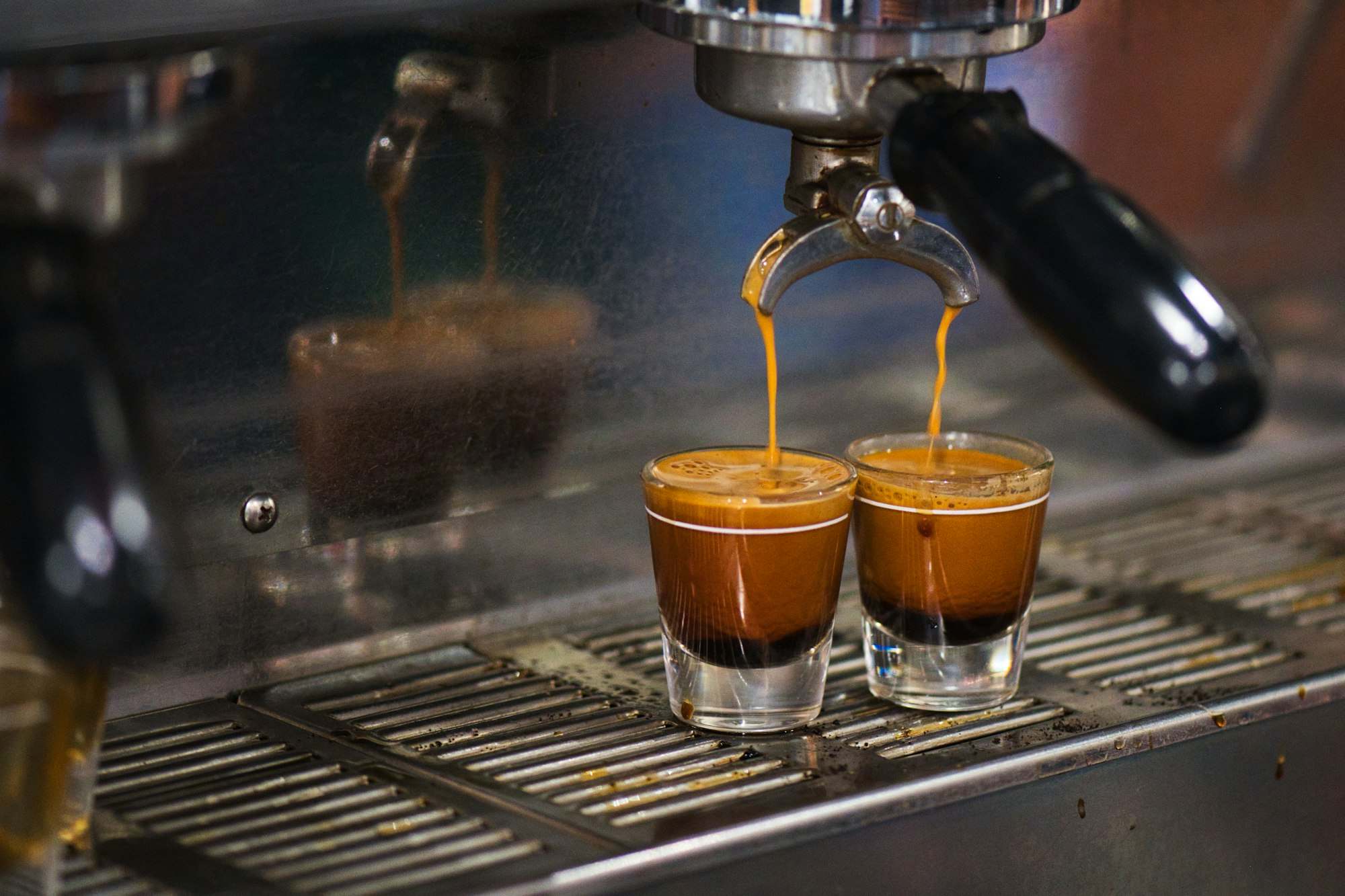 Dos espressos extrayéndose de una máquina profesional